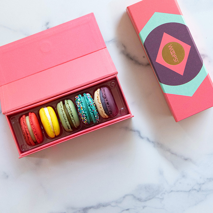 Woops! Premium favor box of 5 French macarons on a marble background