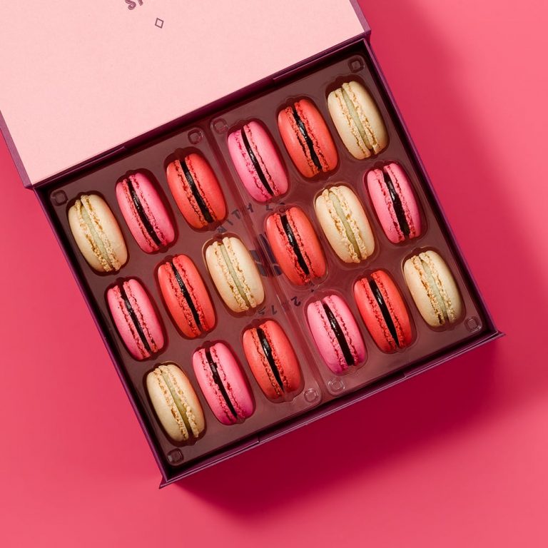 Vanilla and Berries are a classic couple, now in a macaron box.